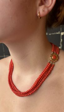 Bloedkoraal antiek collier aan 14k gouden sluiting fraai dames juweel