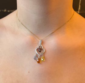 Handgemaakte 14 karaats witgouden ketting hanger met briolet geslepen topaas, citrien, rookkwarts en spinel. Design uitvoering, afmetingen inclusief hangoogje zijn 43x17mm, gewicht 5,50 gram. Conditie uitmuntend, gestempeld met het 585 goudmerk Hollands g