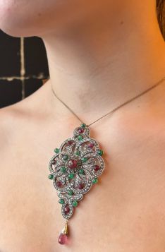 Zeldzame grote 14 karaats gouden met zilveren ketting hanger volgezet met maar liefst ca. 200 roosgeslepen diamanten, gedecoreerd met smaragd en robijn edelstenen. Uniek en handgemaakt sieraad, sieraden met dergelijke specificaties worden zelden aangebode