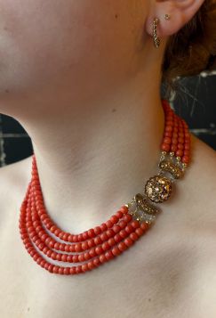 Bloedkoraal bollen ketting 14k gouden antieke sluiting 4-strengs