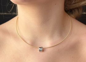 Diamanten bicolor hanger aan 14 karaats gouden spang collier