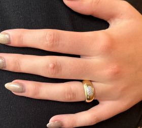 Exclusieve 14 karaats geelgouden dames ring met 24 briljant geslepen diamanten in bolvormig design. De ringmaat is 16(50), breedte ringkop 9mm, scheen aflopend naar 6mm, stevige uitvoering van 6 gram. Gestempeld met het 585 goudmerk Hollands gekeurd eiken