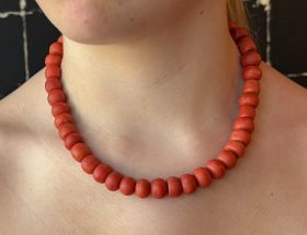 Exclusief antiek bloedkoralen collier gemaakt van in totaal 41 zeldzaam grote kralen aan 14 karaats gouden paston sluiting(13mm). 1 tonnetjes kraal van 11mm, 5 stuks kralen van 11,5/12mm en maar liefst 35 kaasjes kralen van 13mm, draaglengte van dit siera