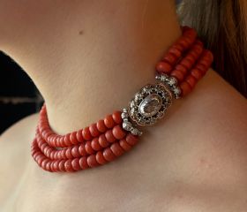 Bloedkoraal antieke 3-strengs ketting aan 14k gouden slot zilver grote roosdiamant