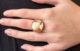 14 karaats gouden schelpcamee ring portret dame, klassiek vintage sieraad. De ringmaat is 17,5/17,75, doorsnee ringkop 22mm, gewicht 4,50 gram. Gestempeld met het 585 goudmerk, Hollands gekeurd. 