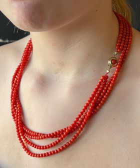Lang model bloedkoralen ketting aan 14 karaats gouden ronde sluiting(11mm). Draaglengte is 98cm, dubbel draagbaar, fijne kralen met een doorsnee van 4mm, totaalgewicht 48 gram. Slot gestempeld met het 585 goudkeurmerk. 