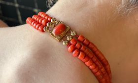 Bloedkoraal 3-strengs vintage ketting fraai 14k gouden slot