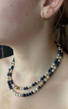Vintage collier van Lapis Lazuli kralen en zoetwaterparels aan gouden bolsluiting(8mm). De kralen zijn licht oplopend geregen van 4mm tot 7mm, collier geregen met eveneens 40 gouden spacers waarvan 2 bezet met 12 diamantjes totaal. Betreft een lang model 