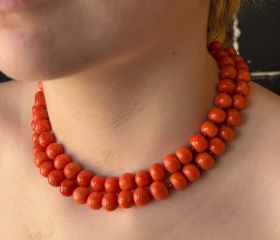 Antiek bloedkoralen collier gemaakt van 77 kaasjes kralen, authentieke fraai oranjekleur aan 14 karaats gouden bolsluiting(10mm). Draaglengte van dit sieraad is 80cm, zware uitvoering van 108 gram, grote kralen met een gemiddelde doorsnee van 10mm / 10,5m
