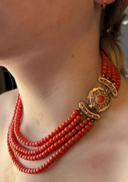 Fraai 14k gouden slot aan 4-strengs bloedkoraal ketting antiek