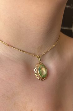 Groene spinel 14 karaats gouden ketting hanger ajourbewerkt
