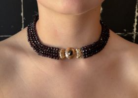 Antieke 4-strengs glasgranaten ketting aan fraaie 14 karaats gouden bewerkte sluiting(afmetingen inclusief zijstukken 35x20mm). Draaglengte van dit sieraad is 37cm, snoeren oplopend geregen tot 41cm, betreft een meisjescollier of geschikt voor een slanke 