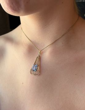 Blauwe topaas 14 karaats geelgouden ketting hanger opengewerkte zetting