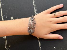 Handgemaakte 14 karaats gouden slavenarmband bangle met daarop een zilveren spray/ bloembroche volgezet met 87 roosgeslepen diamanten. Uniek sieraad voor de verzamelaar, omtrek binnenzijde 17cm(58x50mm), gewicht maar liefst 20 gram. Breedte geelgouden ban