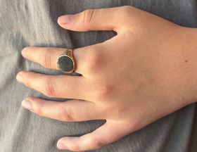 Vintage 14 karaats gouden retro ring met ovale onyx edelsteen in klassieke omlijsting. Unisex sieraad, de ringmaat is 17(53) ook te dragen als heren pinkring, solide uitvoering van 5,30 gram, breedte ringkop 17mm. Gestempeld met het 585 goudmerk, Hollands