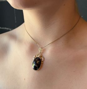 Ajourbewerkte 14 karaats gouden ketting hanger granaat groot model