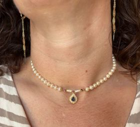 Saffier diamanten robijn 18k gouden hanger aan Akoya parel collier 