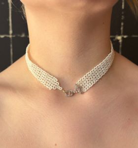Choker gemaakt van geweven glasparels aan 18 karaats gouden Art Deco sluiting(25x14mm) met 3 roosgeslepen diamanten in mille griffe platina zetting. Uniek en handgemaakt sieraad, draaglengte is 36cm, let op kort model, bedoel om hoog in de hals te dragen,