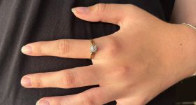 14 karaats geelgouden design ring met 7 stuks diamanten, 8-kant geslepen, totaal ca. 0,21ct. De ringmaat is 18,5(58), elegante uitvoering, doorsnee ringkop 6mm stijl minimalistisch. Gestempeld met het 585 goudmerk Hollands gekeurd eikenblaadje. 