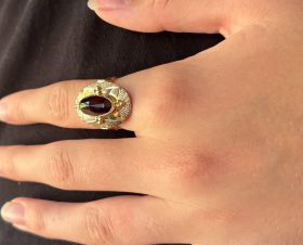 Granaat klassieke ring 14 karaats goud bewerkte bloem zetting