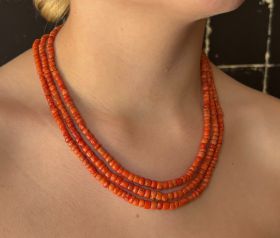 Bloedkoralen antieke ketting aan 14 karaats gouden vintage sluiting(25x15mm). Draaglengte van dit sieraad is 45cm snoeren oplopend geregen tot 51cm, totaalgewicht 52 gram. Kralen ook oplopend geregen van 3mm tot 6mm, slot gestempeld met het 585 goudmerk H