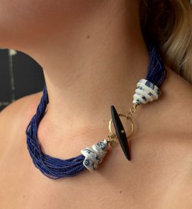 Blauwe kralenketting 14k gouden slot met porselein versiering Sluis