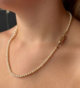 Emaille 18 karaats gouden antieke pijpsluiting aan parel collier