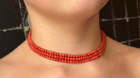 3-strengs antieke bloedkoraal ketting 14k gouden diamant slot