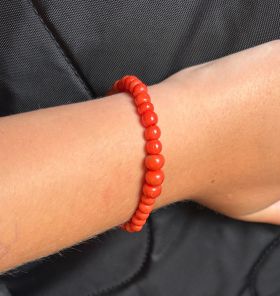 Diep oranje bloedkoraal armband aan 14 karaats gouden slot