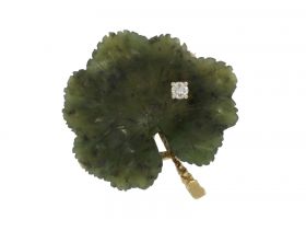 14 karaats gouden broche met Jade Nefriet bloem en briljant geslepen diamant van 0,09ct. Afmetingen van dit sieraad zijn 31x30mm, gewicht 6,70 gram. Gestempeld met het 585 goudmerk, Hollands gekeurd eikenblaadje. 