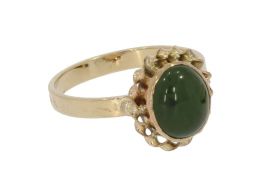 14 karaats gouden vintage klassieke ring met Jade cabochon edelsteen in koordrand omlijsting. De ringmaat is 16(50), betreft een fijne uitvoering, afmetingen ringkop 12x11mm, gewicht 2,30 gram. Betreft een samengesteld sieraad, conditie fraai, ringscheen 