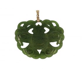 Grote handgestoken Jade hanger aan 14 karaats gouden oog