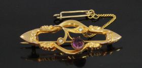 Art Nouveau antieke gouden broche met bolsjewiek geslepen Amethist en 2 blisterpareltjes, stijlzuiver en handgemaakt sieraad. Afmetingen van dit juweel zijn 41x16mm, elegante uitvoering, gewicht 2 gram. Voorzien van veiligheidskettinkje, conditie mooi ant