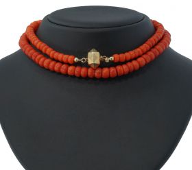 Antiek collier gemaakt van 137 dieporanje / rode bloedkoraal kaasjes en tonnetjes kralen oplopend geregen van 6mm kleinste kraal tot 7,5mm de grootste kraal. Uitgevoerd met 14 karaats gouden paston sluiting(15mm), draaglengte van dit sieraad is 62cm, gewi
