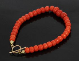 Getordeerde 14k gouden kapittel sluiting dieprode bloedkoraal armband
