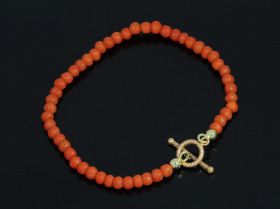 Bloedkoraal fijne kinder armband 14k gouden getordeerd kapittel slotje