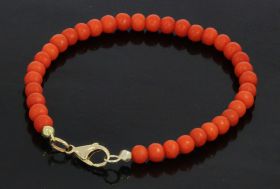 Bloedkoraal vintage armband met 14 karaats gouden solide karabijnsluiting. Draaglengte van dit sieraad is 18cm, doorsnee kralen gemiddeld 5mm, gewicht 7 gram. Slot gestempeld met het 14 karaats goudmerk, dit sieraad is opnieuw geregen, voorzien van nieuw 