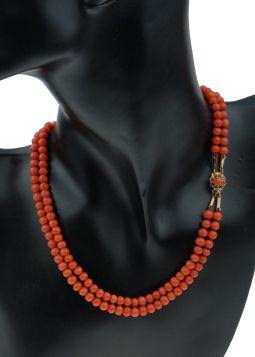2-strengs bloedkoralen ketting met antieke gouden sluiting