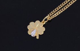 Klavertje 4 gouden ketting hanger met diamantje armband bedel