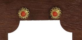 14 karaats geelgouden set oorbellen met cabochon geslepen bloedkoraal in opengewerkte omlijsting. Betreft een fijne uitvoering, doorsnee knop is 7mm, stijl minimalistisch. Conditie mooi antieke staat, 1 steentje klein chipje, aanbieding voor de verzamelaa