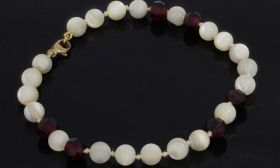 Granaat kralen armband 14 karaats gouden karabijn slot retro