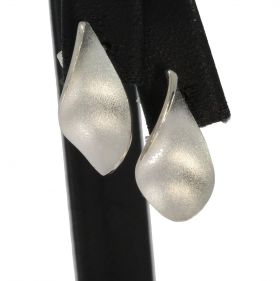 Zilveren set Lapponia Joy oorbellen, ontwerp 2019 Chao-Hsien Kuo. Afmetingen knop zijn 17x8mm, gekeurd met 925 zilvermerk en meesterkeur, conditie fraai. 