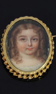 Antieke 18 karaats gouden broche handgemaakt meisjes portret pijpenkrullen op parelmoer edelsteen uniek vintage klassiek retro stijlvol