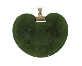 Grote Jade Nefriet ketting hanger aan 14 karaats gouden hangoog