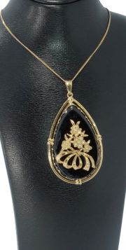 Grote onyx 14 karaats gouden hanger met decor van bloemen parels exclusief