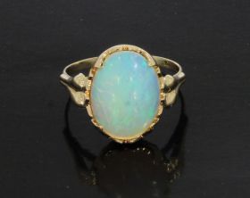 Vintage 14 karaats geelgouden dames ring met een fraaie cabochon geslepen Opaal edelsteen(14x11mm) in klassieke zetting. De ringmaat is 18,25(57), gewicht 3 gram, afmetingen ringkop 16x12mm. Gestempeld met het 585 goudmerk Hollands gekeurd eikenblaadje, c