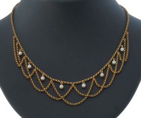19e eeuws gouden jasseron ketting met 8 (vermoedelijk) natuurlijke parels(3mm), zogenoemd cascade collier. Draaglengte van dit sieraad is 38cm(hoog in de hals te dragen), breedte jasseron schakels 1,7mm, applique loopt van 20mm tot 30mm, totaalgewicht 9,5