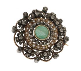 Grote exclusieve 18 karaats gouden antieke broche volgezet met tientallen roosdiamantjes, blisterparels en centrale (vermoedelijke) Jade cabochon edelsteen in zilveren zetting. Doorsnee van dit sieraad is 38mm, gewicht 20 gram, conditie mooi antieke staat