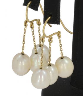 18 karaats geelgouden set haak oorbellen met 3 pampels waaraan zoetwaterparels(10mm), uniek en handgemaakt sieraad. Draaglengte van dit juweel is 40mm, robuuste uitvoering van bijna 10 gram, conditie fraai, gestempeld met het 750 goudmerk Hollands gekeurd