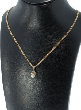 14 karaats ketting hanger met parel(4mm) en briljant geslepen diamantje. Betreft een elegante uitvoering, stijl minimalistisch, draaglengte 14mm. Gestempeld met het 585 goudmerk, Hollands gekeurd eikenblaadje, levering exclusief collier.